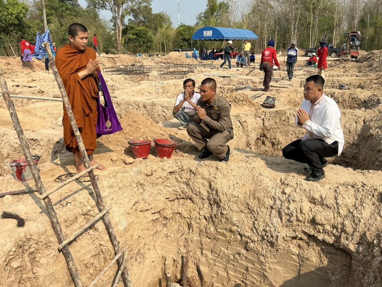 กต.ตร.สภ.หว้านใหญ่ ร่วม พิธีลงเสาเอก เสาโท บวงสรวงฯ ก่อสร้างอาคารบ้านพักเรือนแถว สภ.หว้านใหญ่